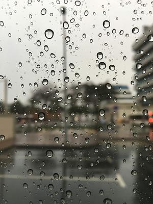 Художественные капли: Фото дождя на стекле | Дождя на стекле Фото №1362405  скачать