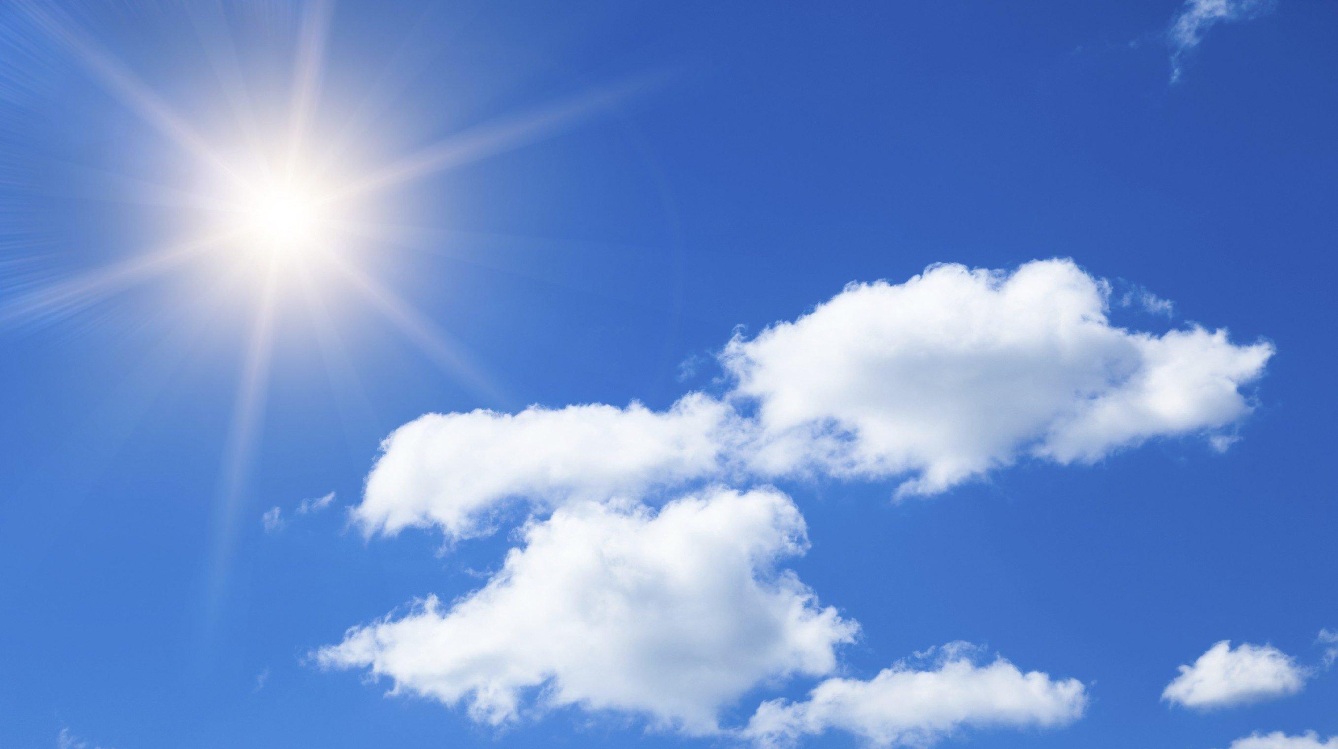 Голубое Небо С Облаками И Солнцем Фотография, картинки, изображения и  сток-фотография без роялти. Image 10794893