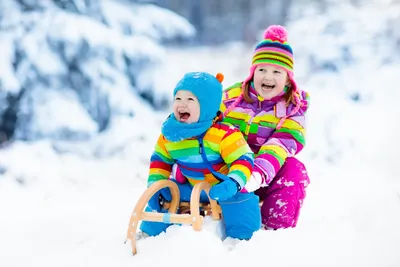 Счастливые милые дети играют в зимние игры Привет зима, иллюстрации  Включая: вектор и зима - Envato Elements