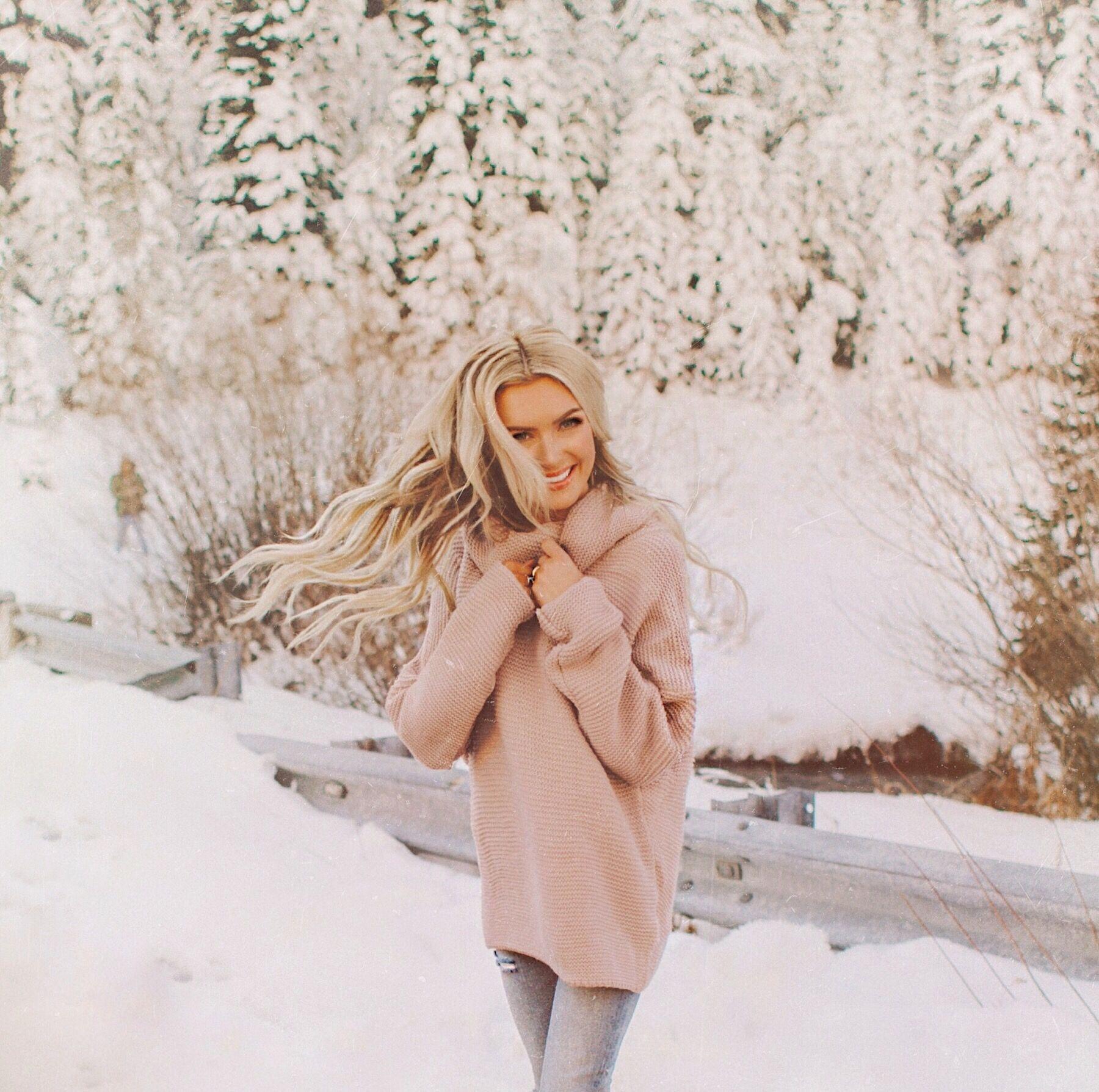 Блондинка Девушка В Снегу — стоковые фотографии и другие картинки Бегать -  Бегать, Вертикальный, Веселье - iStock