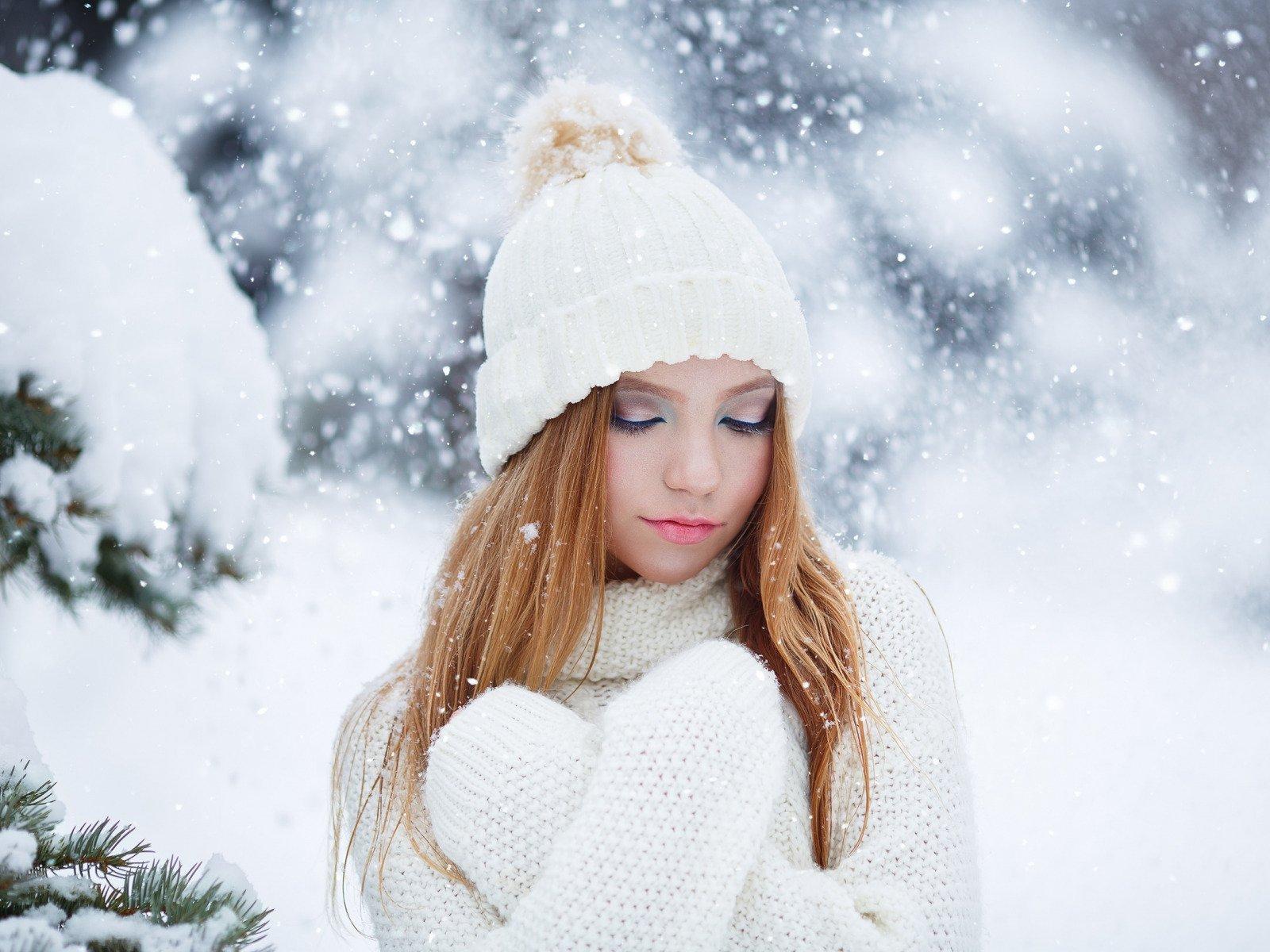 Красивая блондинка и зимняя одежда на улице Смешная молодая женщина зимой  Красивая красивая молодая женщина Стоковое Фото - изображение насчитывающей  здорово, счастливо: 159683404