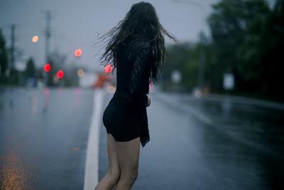 Девушка под дождем со спины - фото и картинки abrakadabra.fun