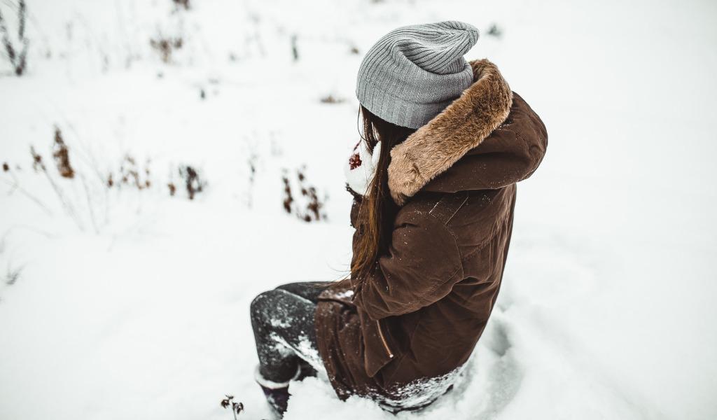 Девушка со спины зимой - 59 фото