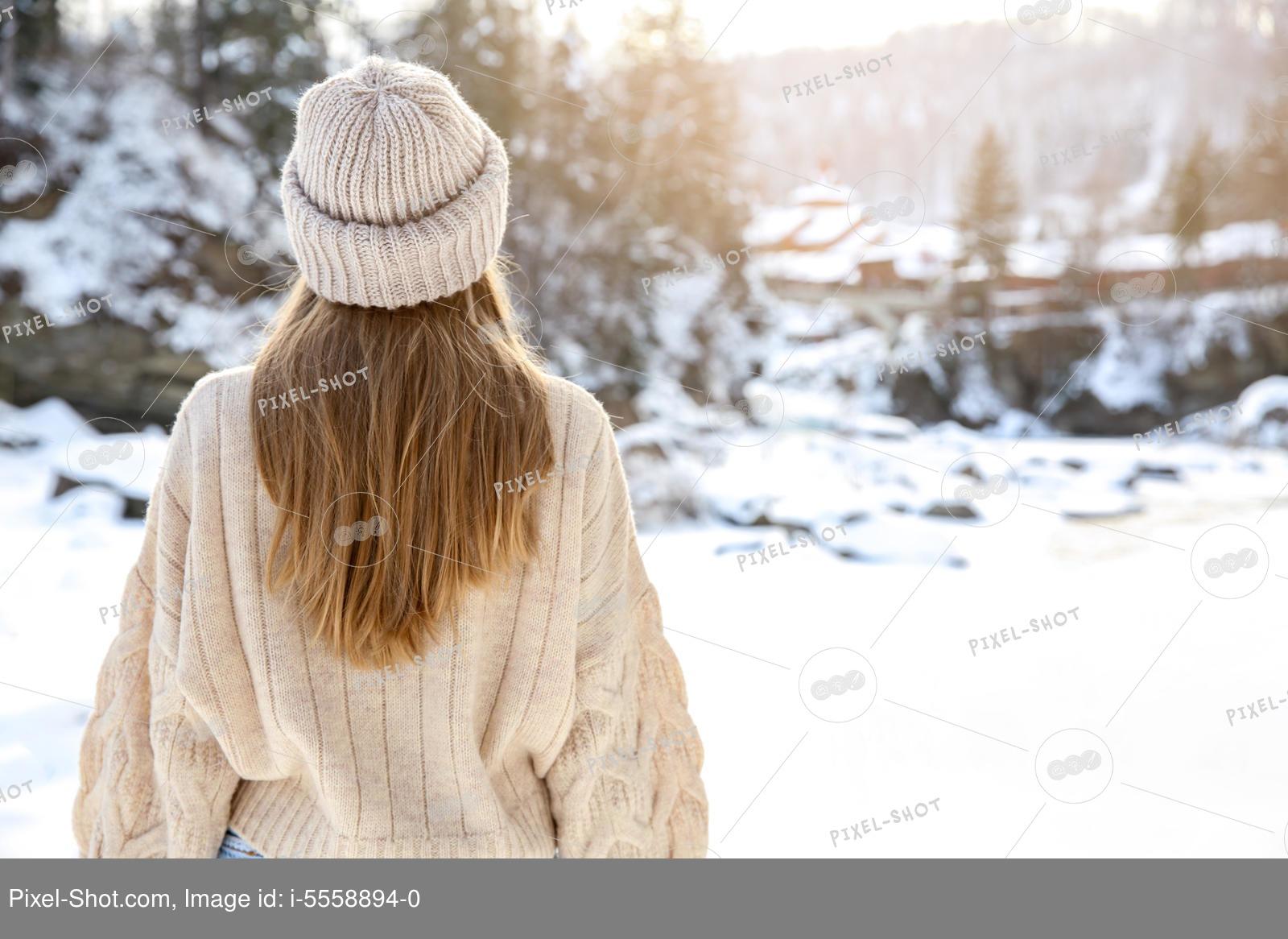 Женщины в лесу снега зимой в Стоковое Изображение - изображение  насчитывающей след, путь: 166676365