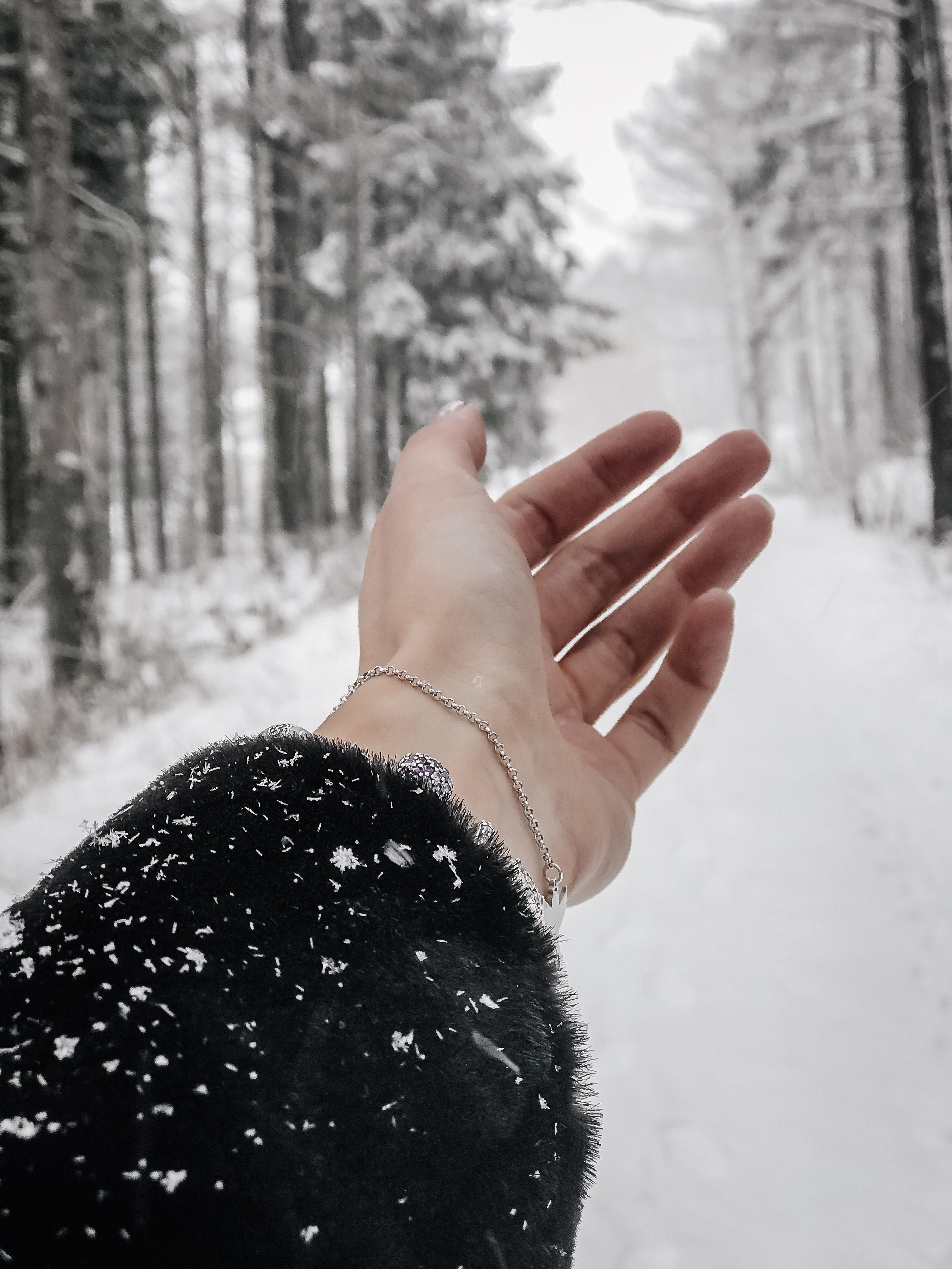 Девушка, бегущая по снегу на природе зимой Вид сзади Стоковое Фото -  изображение насчитывающей женщина, здоровье: 165469360