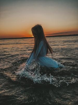 Девушка на пляже на рассвете | Премиум Фото