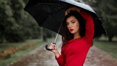 Обои на рабочий стол Девушка с зонтом идет по улице во время дождя, обои  для рабочего стола, скачать обои, обои бесплатно