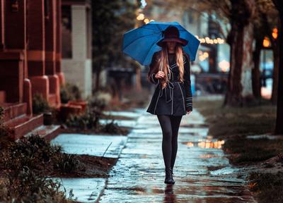 Девушка под зонтом дождь ураган …» — создано в Шедевруме