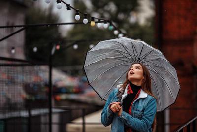 Девушка с зонтиком под дождем Стоковое Изображение - изображение  насчитывающей дождь, платье: 101838337