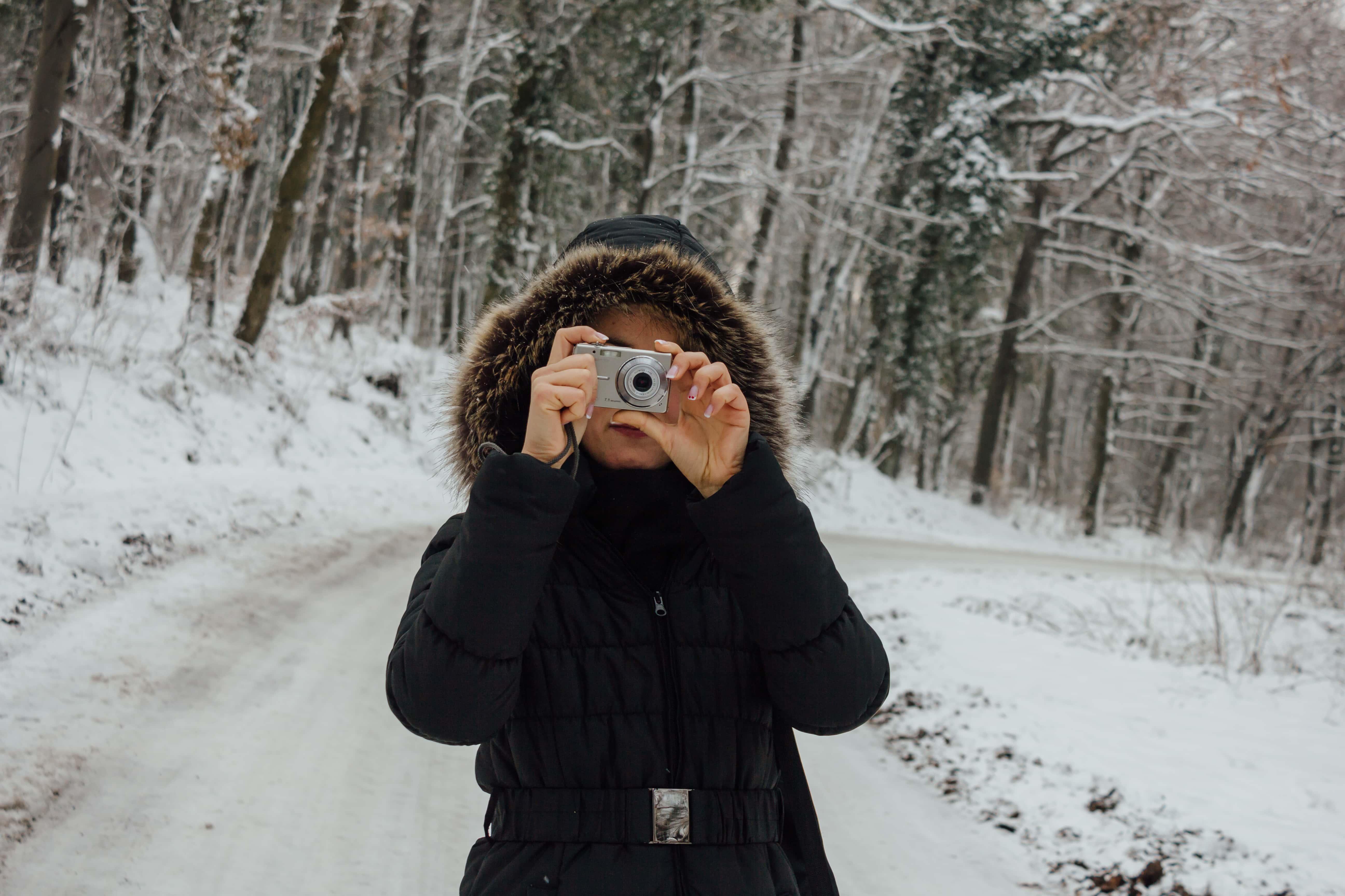 Зима, снег и девушка стоковое изображение. изображение насчитывающей способ  - 87436309