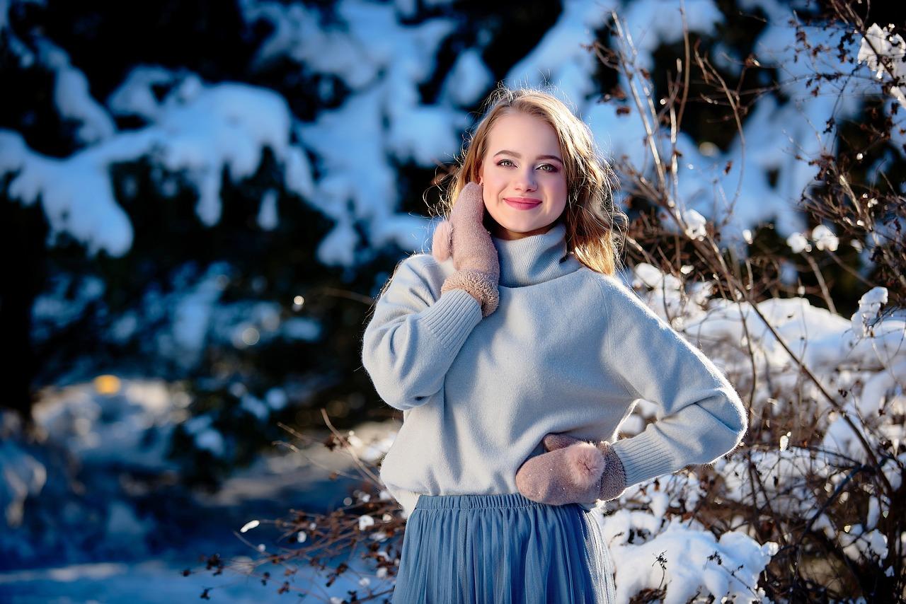 Зима, покрытый снег лес, стоя красивая девушка. Стоковое Фото - изображение  насчитывающей бобра, модель: 36645060