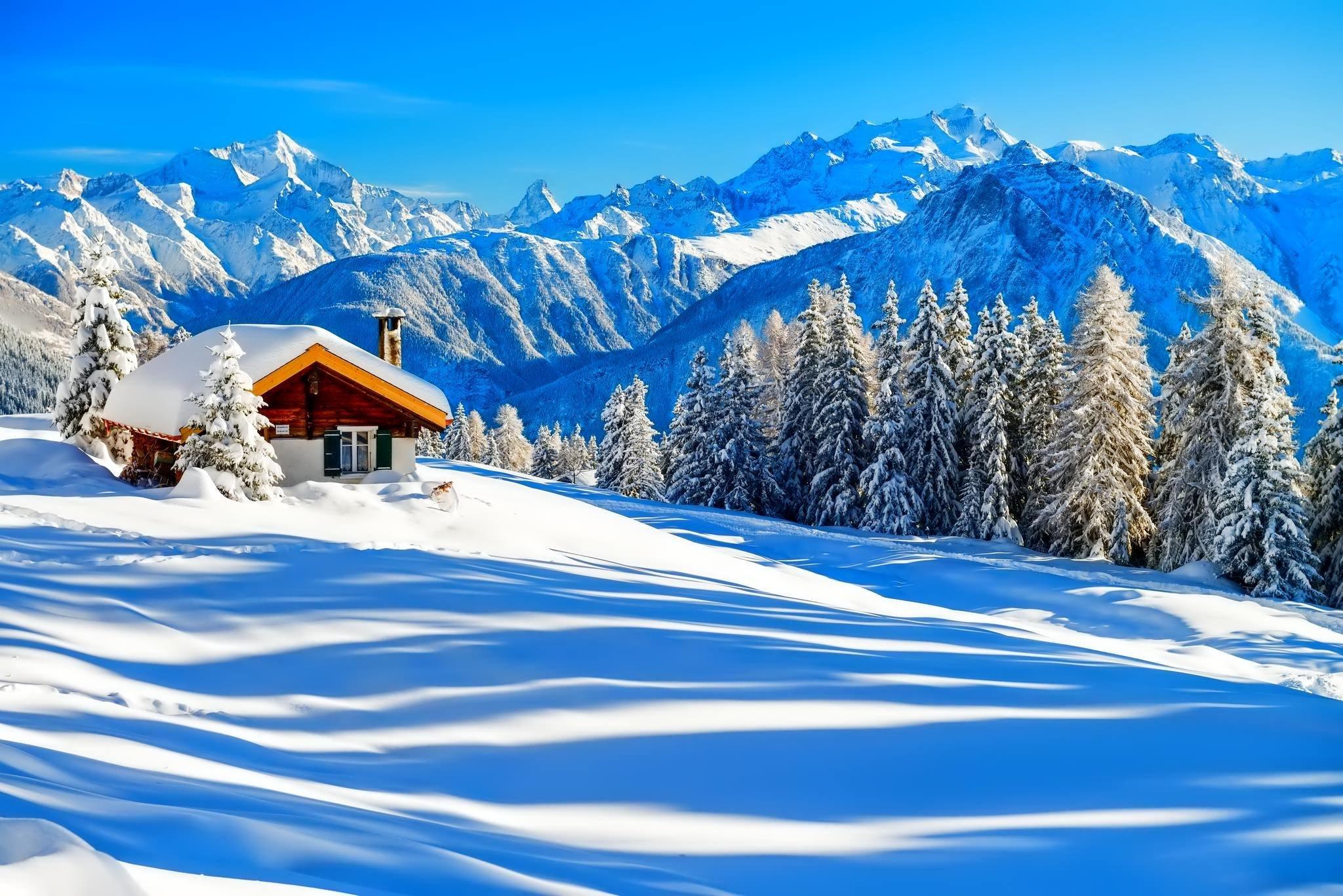 Обои зима, дорога, поворот, снег, ветки, гора картинки на рабочий стол,  фото скачать бесплатно