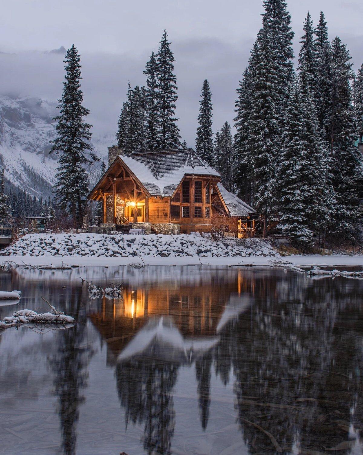 Уютные дома зимой в лесу - 82 фото