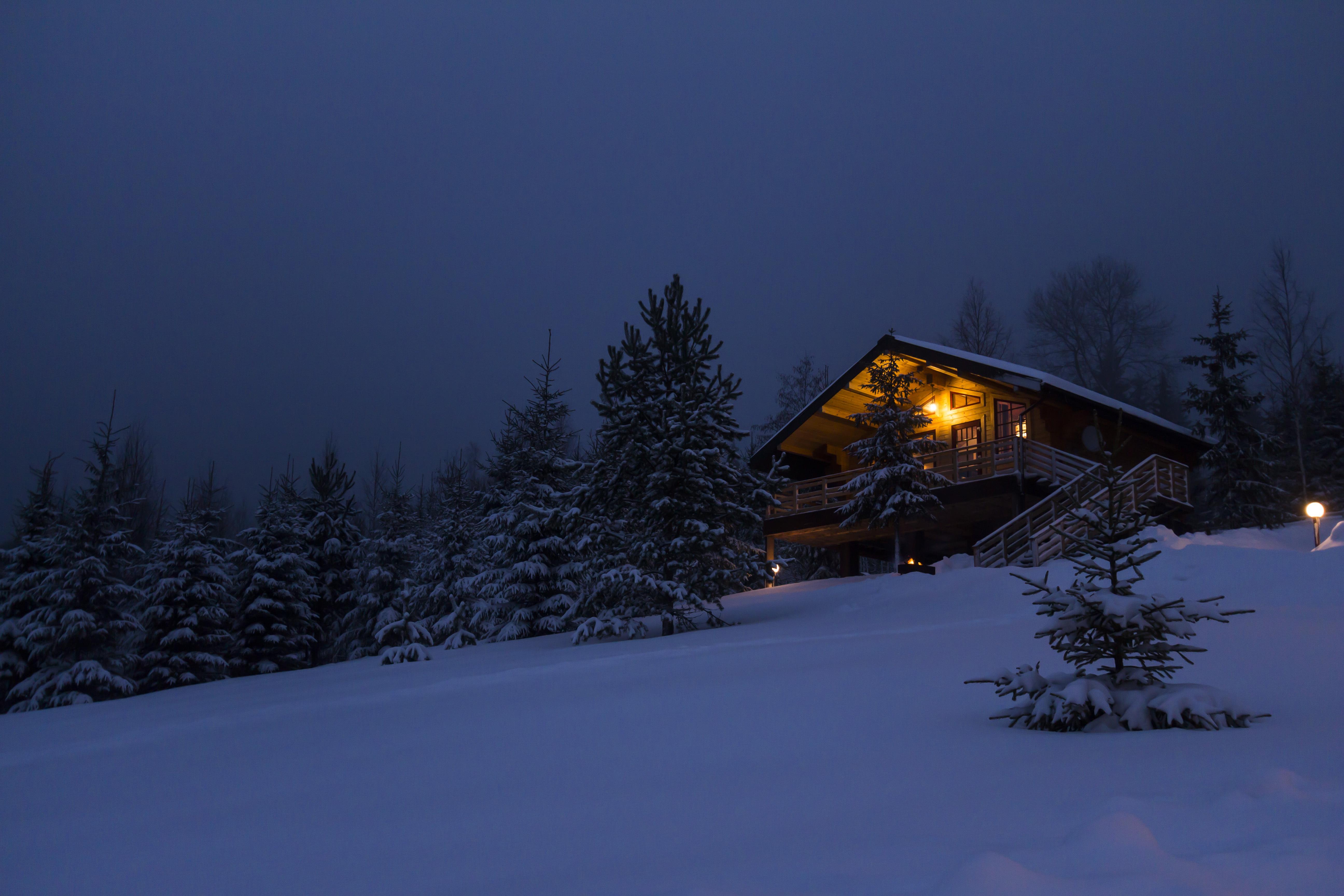 Скачать 3840x2400 домик, зима, снег, вечер, деревья обои, картинки 4k ultra  hd 16:10