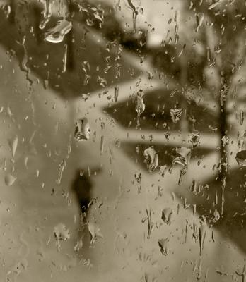 Детализация капли дождя на окне, …» — создано в Шедевруме