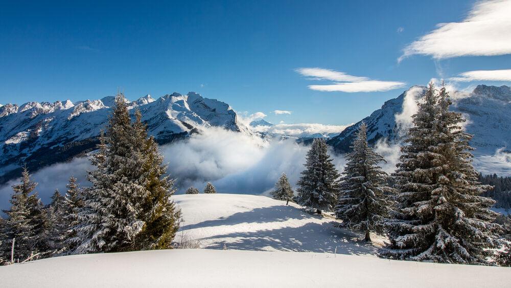 Снежные горы. Девушка в горах. Зима. | Natural landmarks, Nature, Landmarks