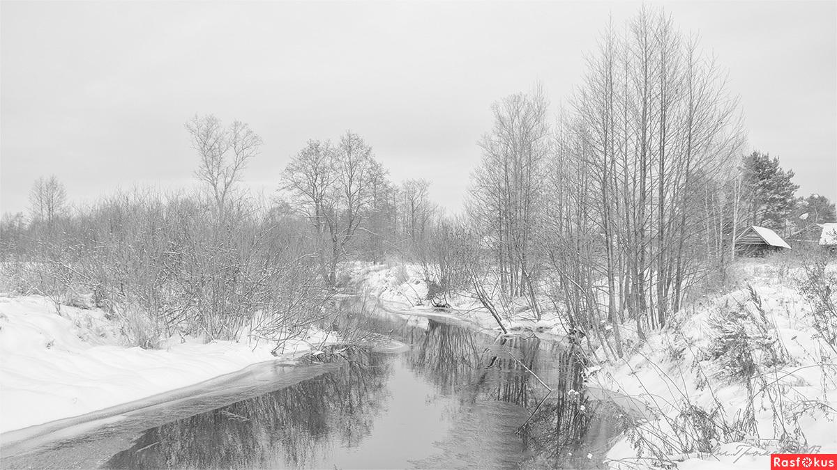 Стильная грустная девушка в лесе зимы Стоковое Фото - изображение  насчитывающей красивейшее, напольно: 130065066