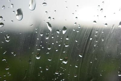Капли дождя на окне в дереве на фоне. Стоковое Фото - изображение  насчитывающей вода, чисто: 215124332