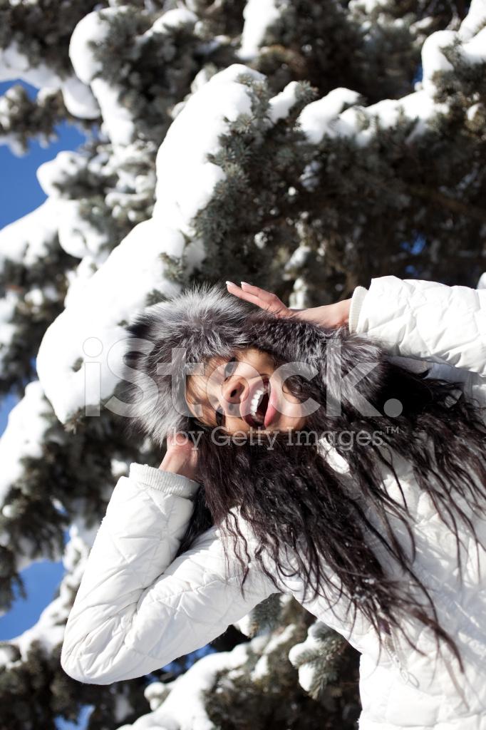 Красивая девушка в шубе шыбе снегом зимой в лесу Стоковое Фото -  изображение насчитывающей пальто, длиной: 189304056