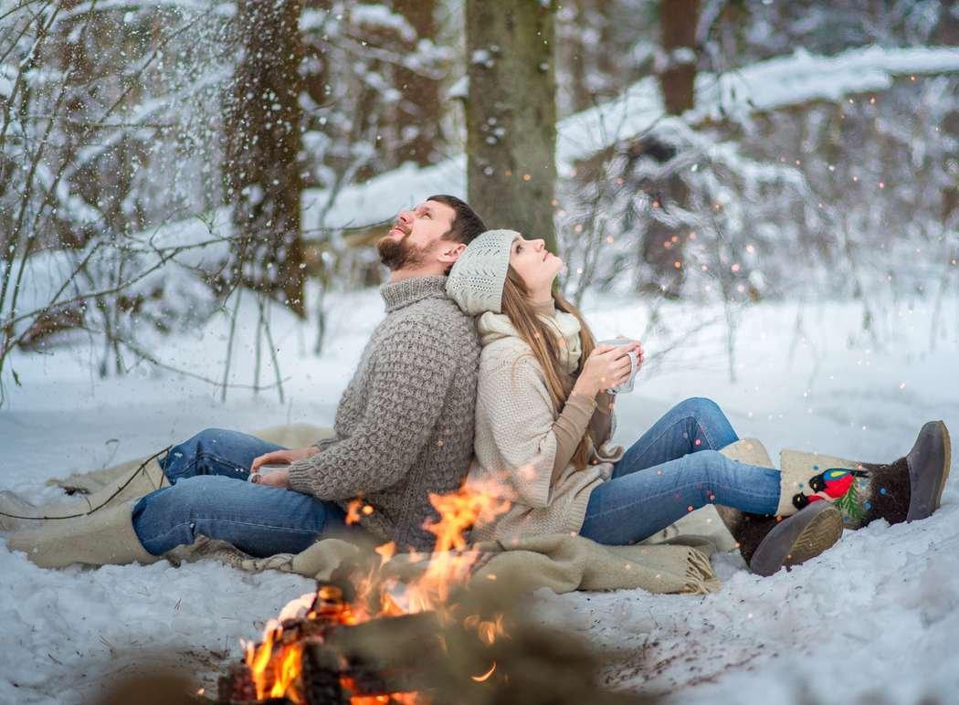 Зимний роман: изображения пар, погруженных в поцелуи | Целующихся пар зимой  Фото №812746 скачать