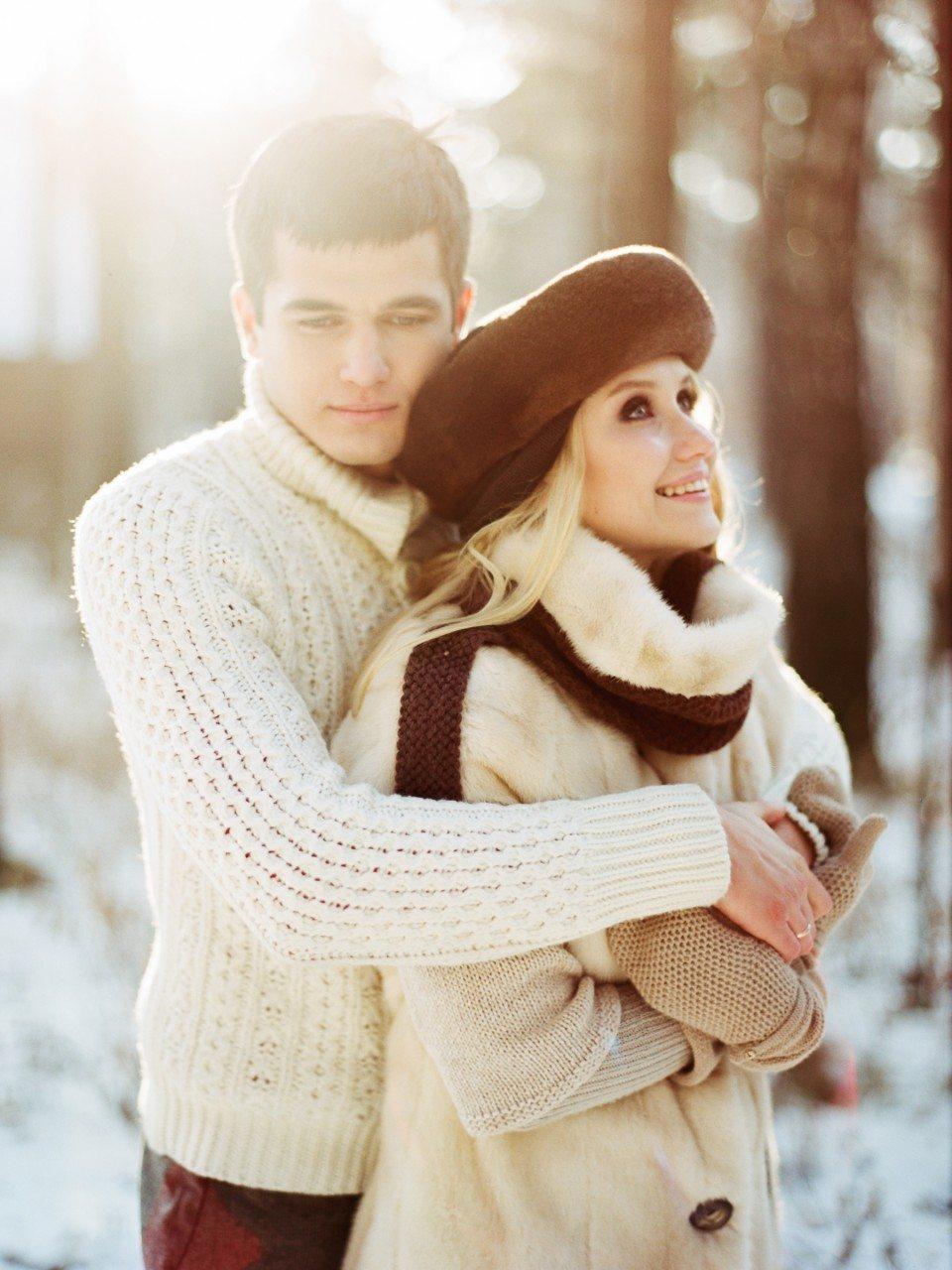 любовь и романтика, милая пара позирует в зимнем лесу Стоковое Фото -  изображение насчитывающей утеха, счастливо: 229426970