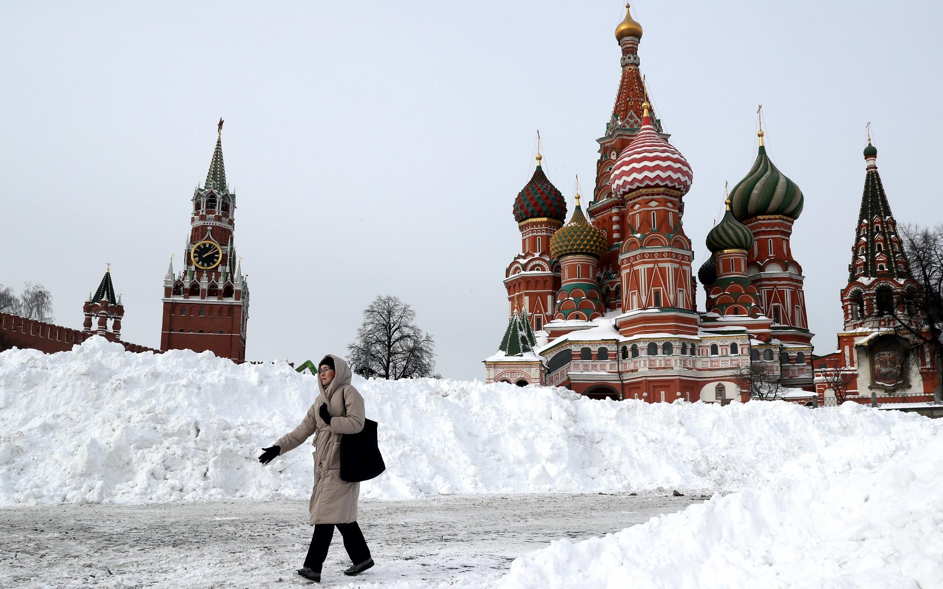 Москва📸 Куда пойти? on Instagram: “Зима в Москве начнется вовремя❄️ 1  декабря температура снизится вплоть до -6 градусов, а влага на дорогах  превратится в голо…