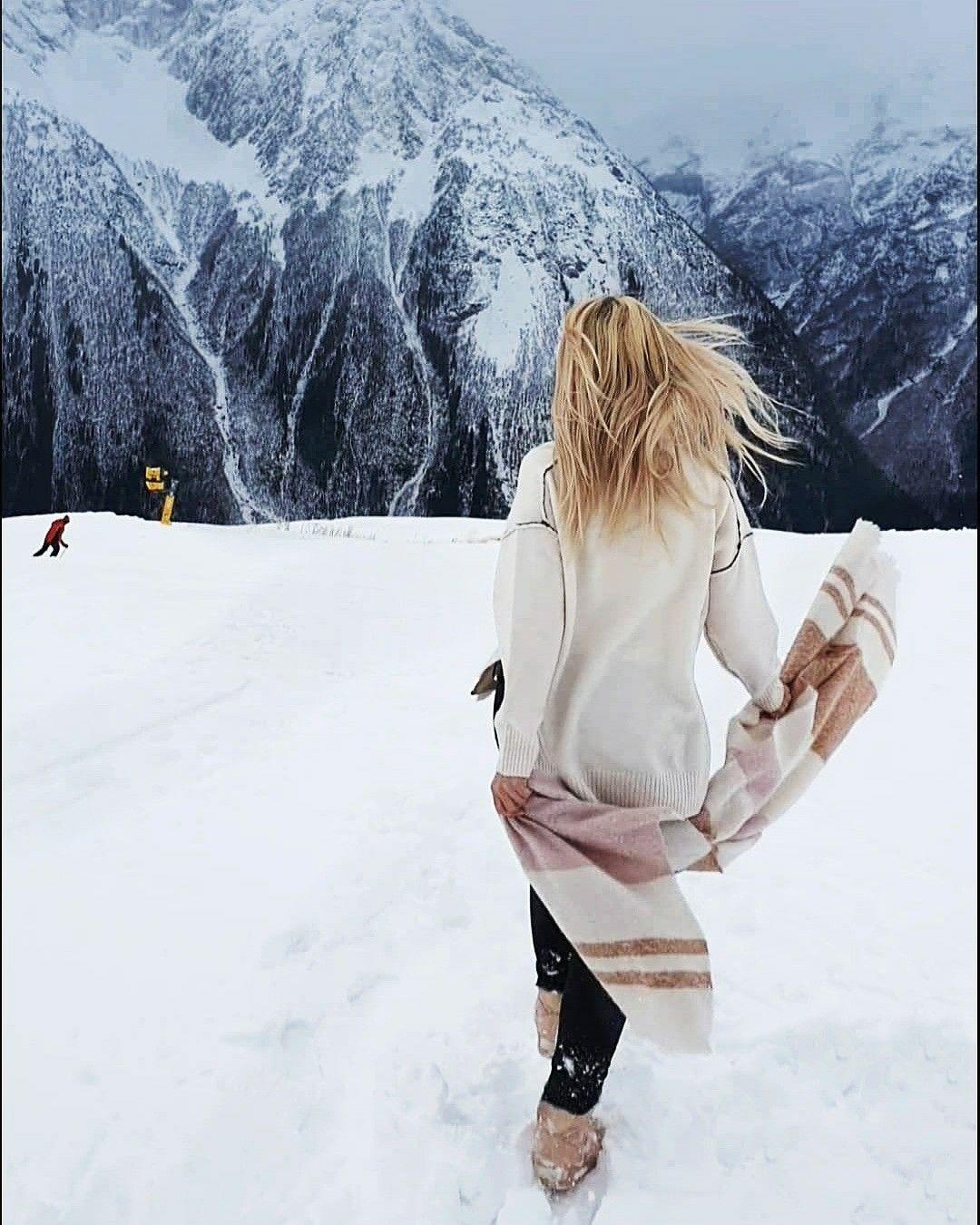Скачать обои горы, снег, зима, девушка, платье разрешение 1280x960 #120170