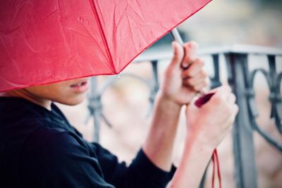 Профиль красивых девушек с мокрой от дождя Стоковое Фото - изображение  насчитывающей девушка, модно: 164319498