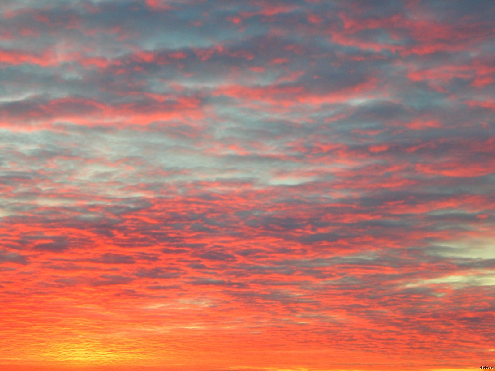 Фото вчерашнего заката солнца...небо словно море лавы с пеплом... | Пикабу