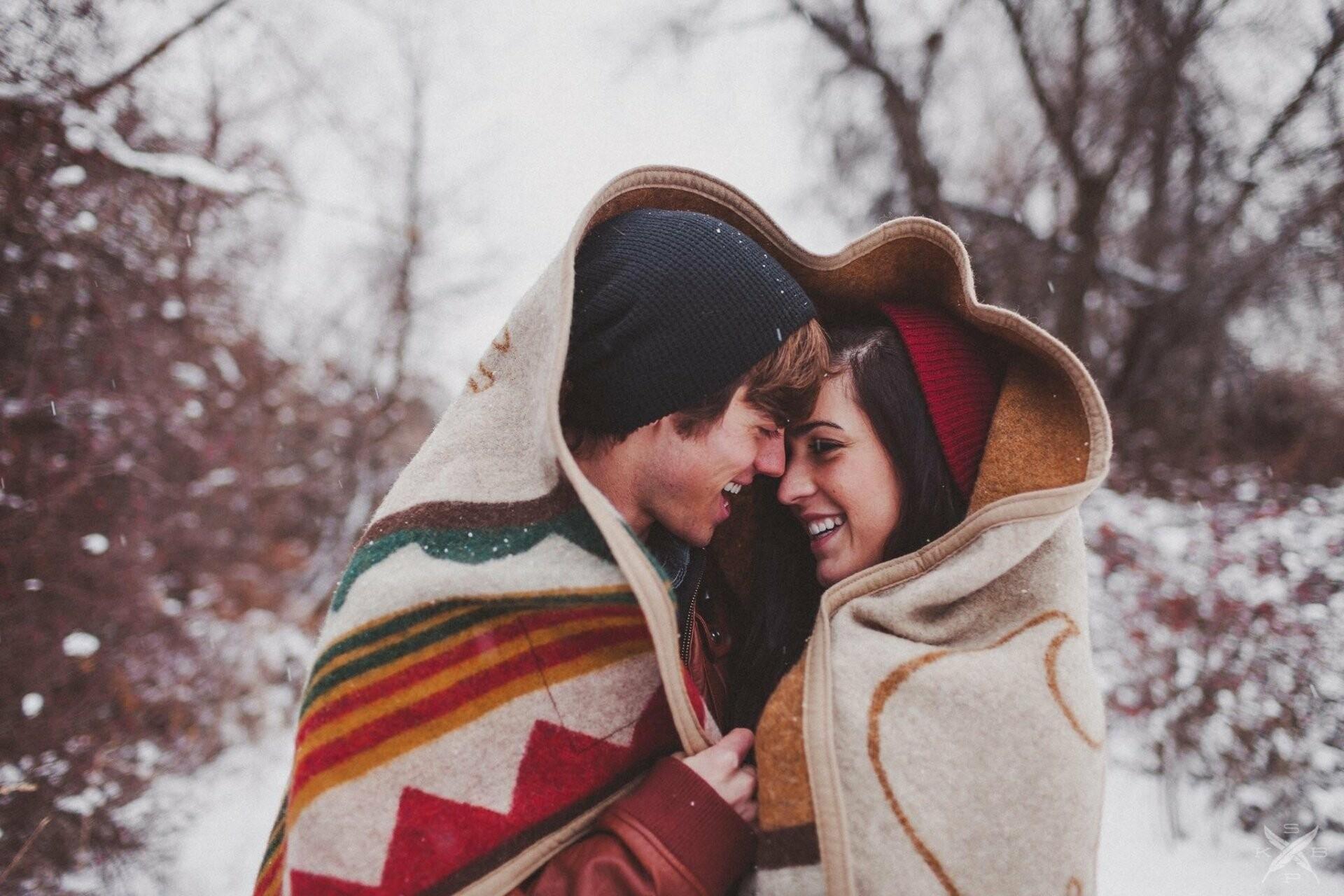 Парень и девушка душевная лежат в снегу. Молодые счастливая пара в зиму  Стоковое Фото - изображение насчитывающей подруга, лежать: 207437864