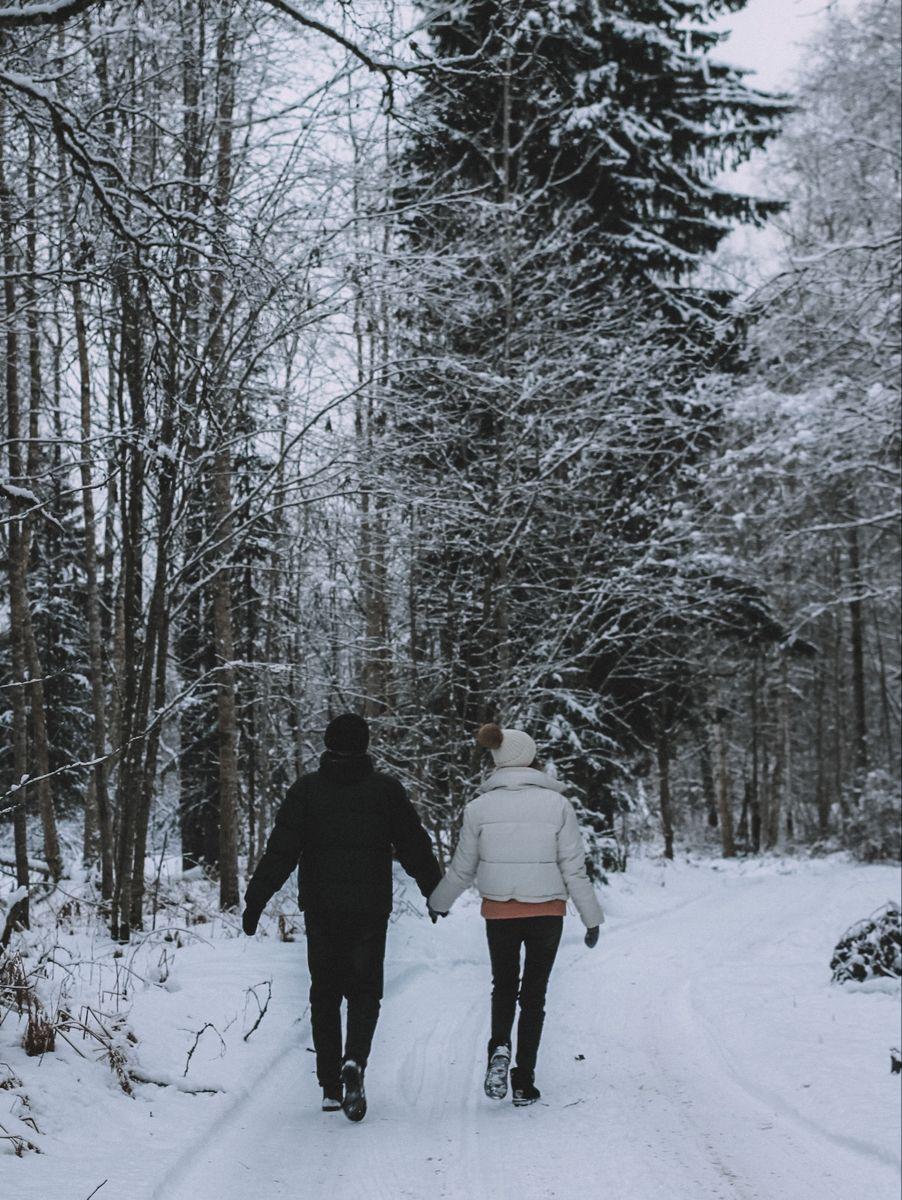 Фотосессия в лесу , зимний лес , фото с парнем зимой , идея для фото ,  референс | Winter photoshoot, Couples poses for pictures, Snow photoshoot
