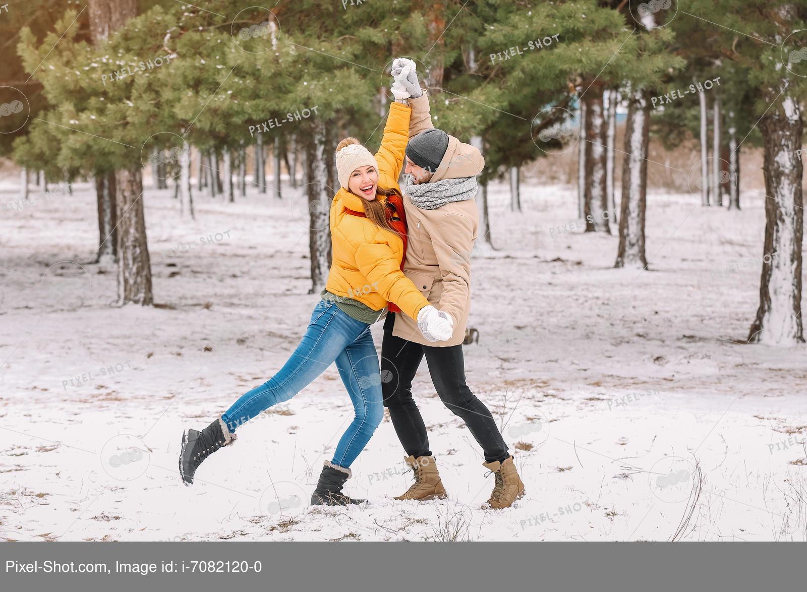любящая пара подростков обнимается и целуется зимой Стоковое Изображение -  изображение насчитывающей природа, подруга: 234542933