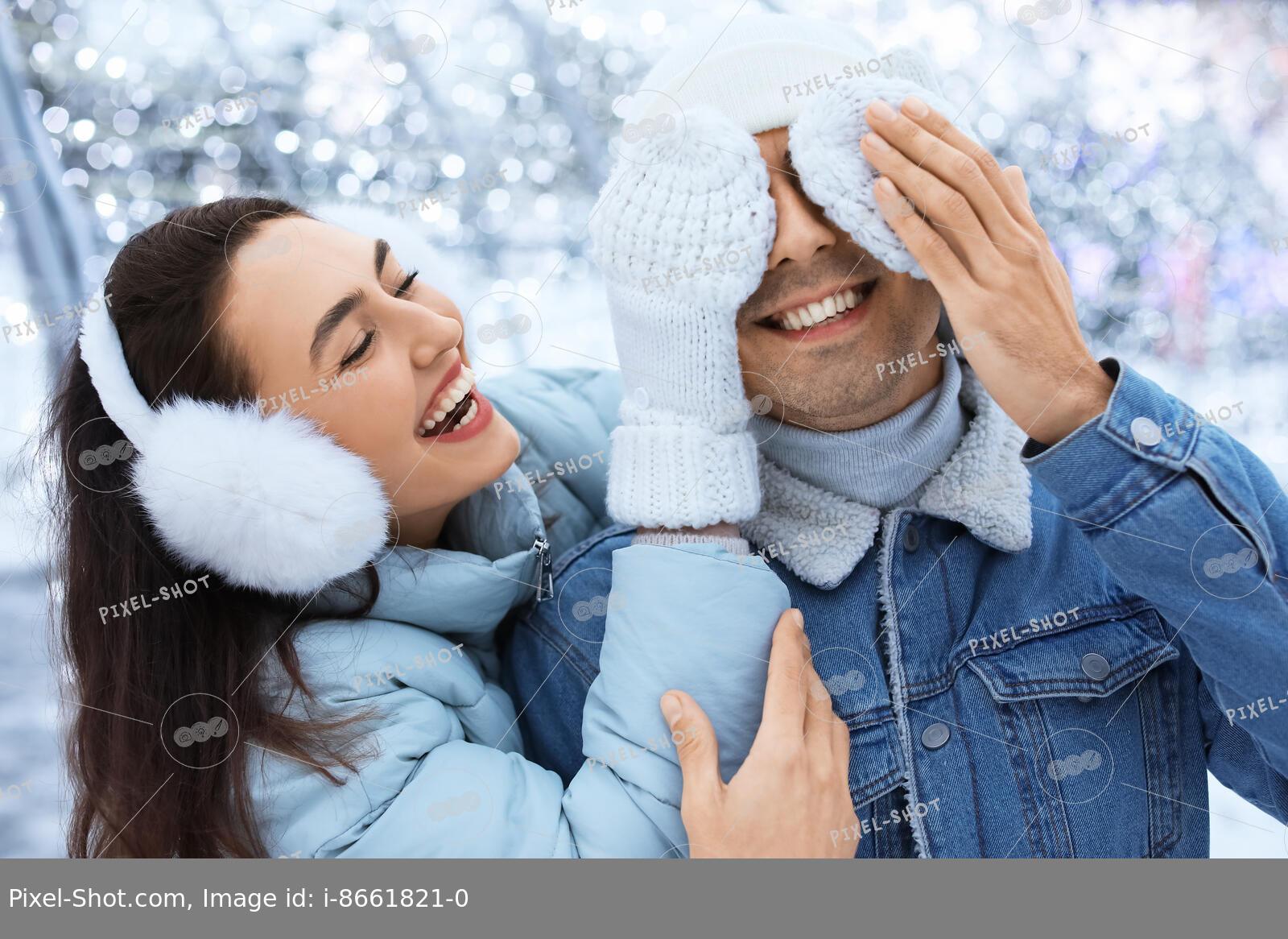 Красивая пара влюбленных гуляет зимой…» — создано в Шедевруме