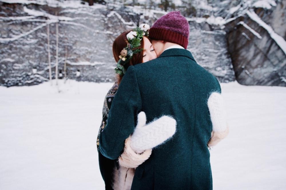 Счастливая молодая пара зимой. Семья на открытом воздухе. мужчина и женщина  смотрят вверх и смеются. Любовь, веселье, сезон и люди - прогулки в зимнем  парке. У него снежный ком. стоковое фото ©Estradaanton