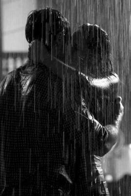 Счастливые пары целуя под дождем Стоковое Изображение - изображение  насчитывающей рука, обнять: 45379857