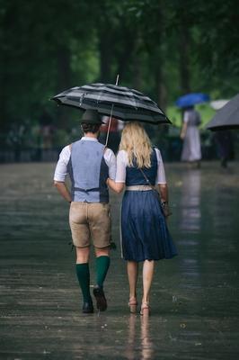 Пара под дождем идут вместе» — создано в Шедевруме