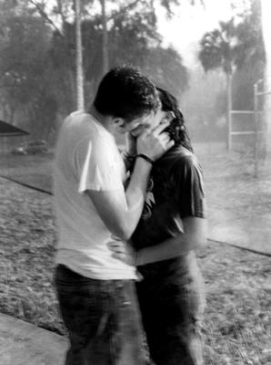 Поцелуй под дождем» — создано в Шедевруме