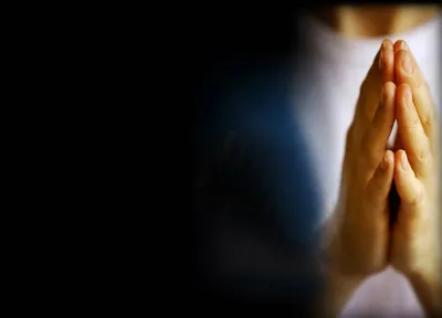 Женщина Тянет Руки К Небу. Свобода - Концептуальная Фотография. Фотография,  картинки, изображения и сток-фотография без роялти. Image 27860440