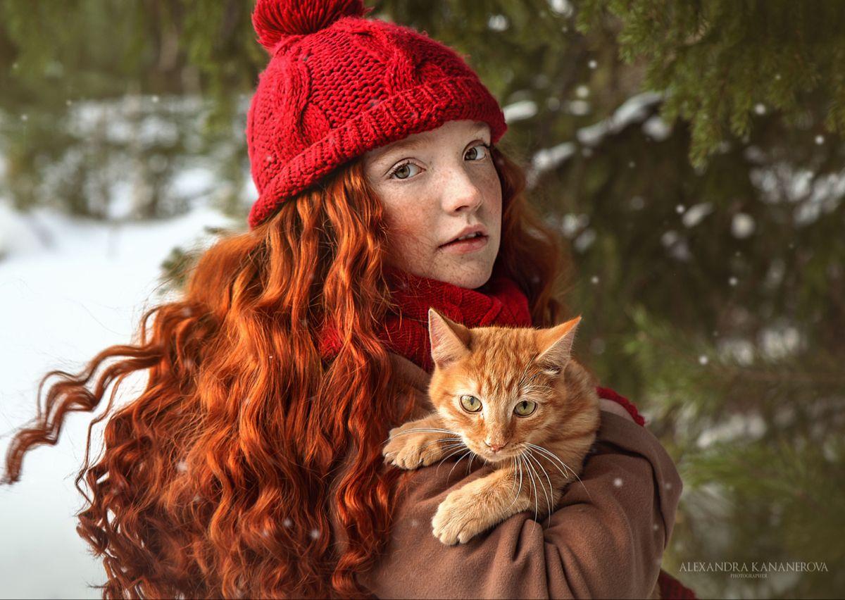 Портрет рыжих женщин в наушниках зимой люди на улице Стоковое Фото -  изображение насчитывающей эмоционально, способ: 159844444