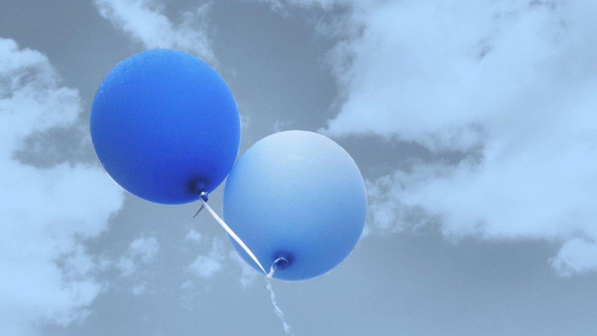 Серия Красочные Воздушные Шары Летающие В Яркоголубом Небе — стоковые  фотографии и другие картинки Воздушный шар - iStock