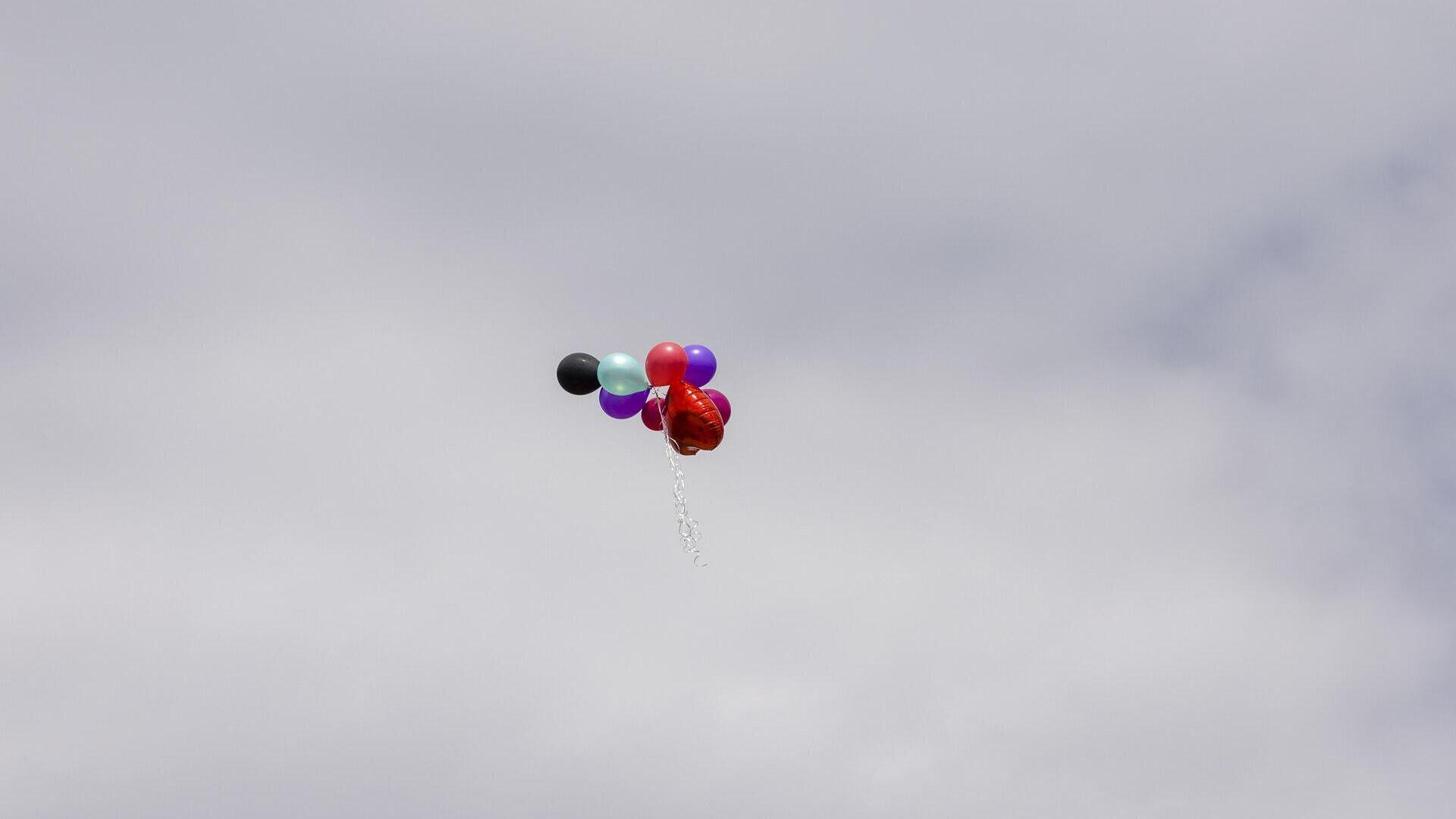 Разноцветные воздушные шарики в небе…» — создано в Шедевруме