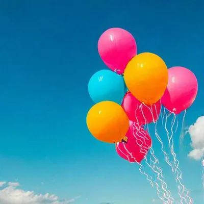 Воздушные шарики в небе в виде …» — создано в Шедевруме