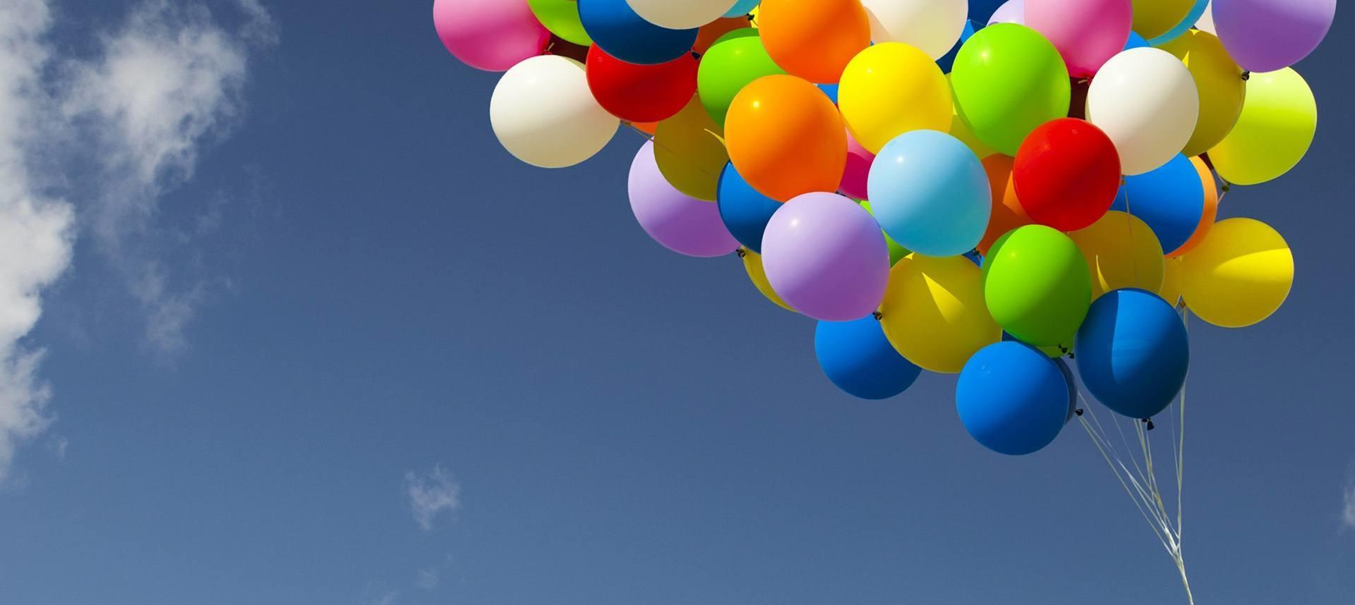 Разноцветные шарики в голубом небе …» — создано в Шедевруме
