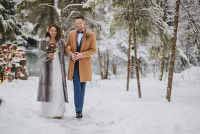 В чем пойти на свадьбу зимой 2024 года — зимние наряды и платья для гостьи  девушки
