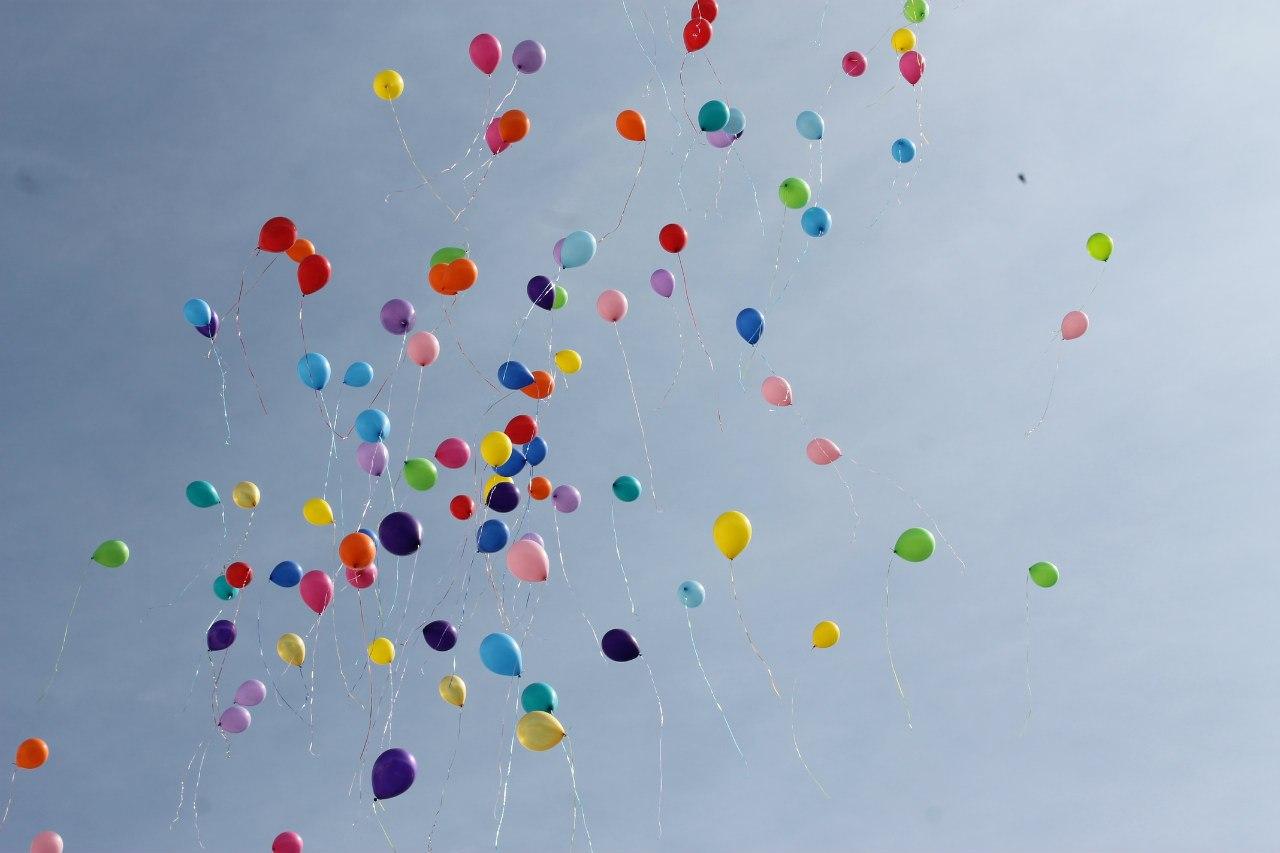 Дошкольники выпустили в небо 800 воздушных шаров - YouTube
