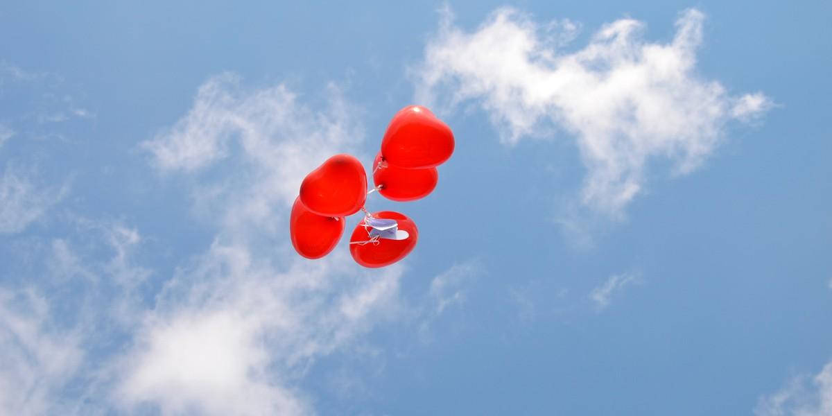 Летающие воздушные шары в небе | Премиум Фото