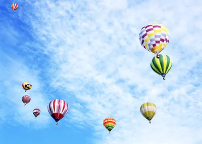 Красочные воздушные шары в небе с облаками на заднем плане | Премиум Фото
