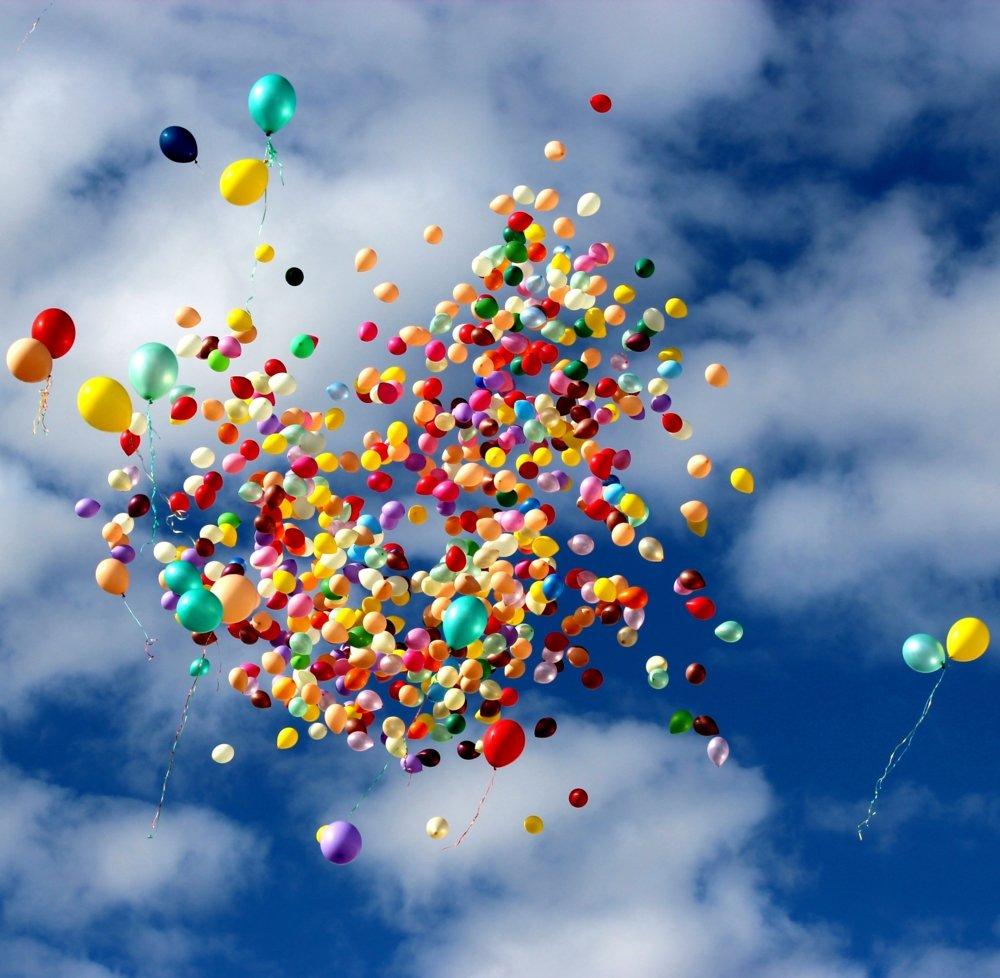 Фотообои Яркие воздушные шары в небе на стену. Купить фотообои Яркие воздушные  шары в небе в интернет-магазине WallArt