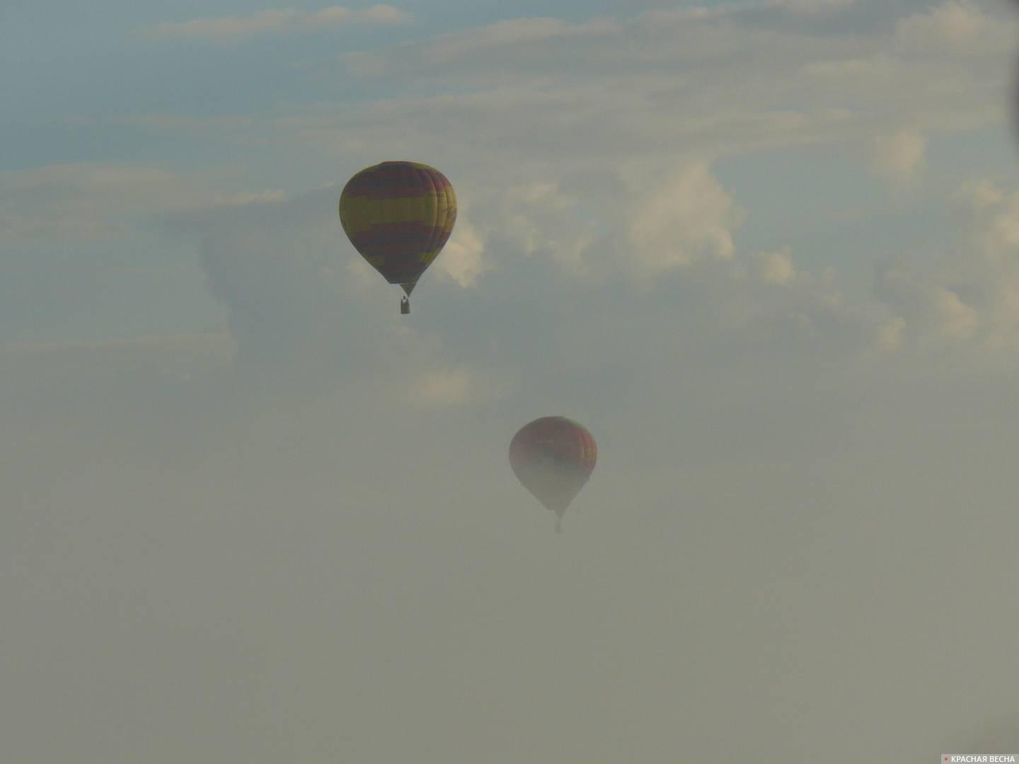 Воздушные шары в небе В голубом небе летают воздушные шарики Стоковое Фото  - изображение насчитывающей облака, пасмурно: 160746232