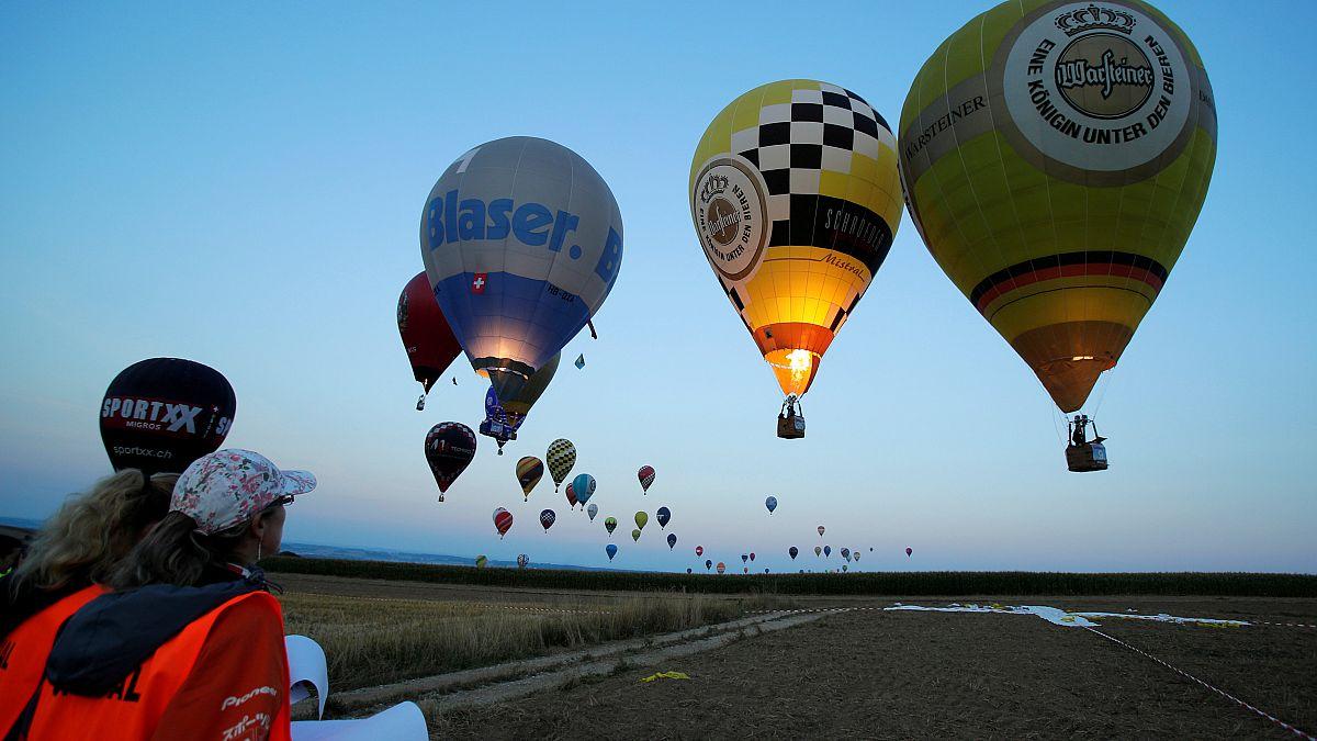 Красочные воздушные шары, летающие в безоблачном небе · Бесплатные стоковые  фото